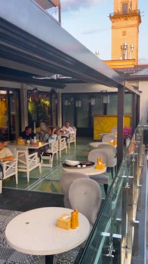 LVIV, UKRAINE - 2 AĞUSTOS 2025: Terastaki restoran, tasarım ve mimari. Dikey video.