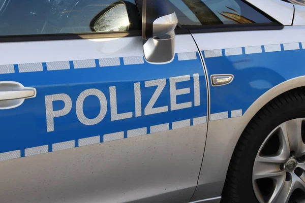 Berlin, Almanya - 06 Mayıs 2020: Bir arabanın kapısına Alman polisi yazısı
