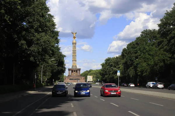 Berlin, Almanya - 02 Temmuz 2020: 17. Cadde manzaralı. Juni ve Zafer Sütunu