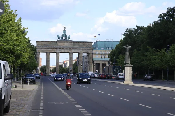 Berlin, Almanya - 02 Temmuz 2020: 17. Cadde manzaralı. Juni ve Brandenburg kapısı.