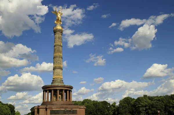 Berlin 'de Zafer Sütunları Güneşli bir günde beyaz bulutlarla