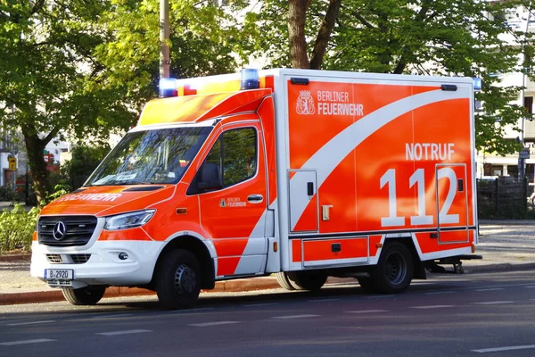 Berlin, Almanya - 22 Nisan 2020: Berlin İtfaiye Teşkilatı Görev sırasında Ambulans.