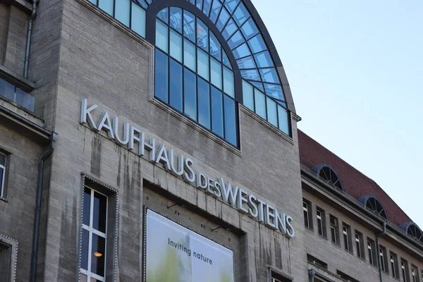 BERLİN, Almanya - 13 Şubat 2020. Berlin 'deki Kaufhaus des Westens mağazası..