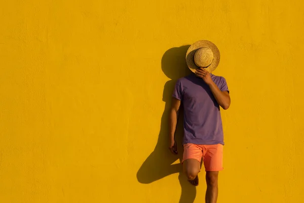 Joven Hombre Rubio Con Ropa Verano Sombrero Gafas Sol Disfrutando — Foto de Stock