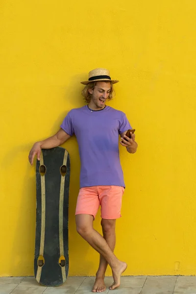 Joven Hombre Rubio Con Ropa Verano Sombrero Gafas Sol Disfrutando — Foto de Stock
