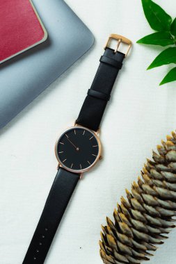 Çiçekler ve bilgisayarla beyaz arkaplanda unisex için minimal moda kol saati