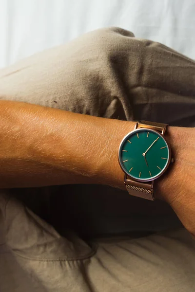 Primer Plano Reloj Pulsera Moda Mínima Para Unisex Hombre Usando — Foto de Stock