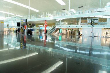 BARCELONA; İspanya - 8 Ağustos 2020: Barselona havaalanı Ağustos ayı ortasında meydana gelen yeni koronavirüs salgınları nedeniyle çok az kişi ile. Dükkanlar kapalı ve havaalanı neredeyse boş.