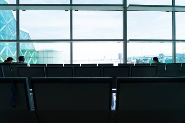 BARCELONA; İspanya - 8 Ağustos 2020: Barselona havaalanı Ağustos ayı ortasında meydana gelen yeni koronavirüs salgınları nedeniyle çok az kişi ile. İnsanlar sosyal mesafelerle uçmayı bekliyor..