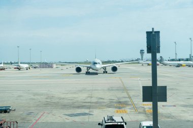 BARCELONA; İspanya - 8 Ağustos 2020: Barselona havaalanı Ağustos ayı ortasında meydana gelen yeni koronavirüs salgınları nedeniyle çok az kişi ile. Uçak az önce piste indi..