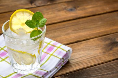 Limonata ya da limonlu mojito kokteyli, naneli ve buzlu köy ahşabı. Boşluğu kopyala