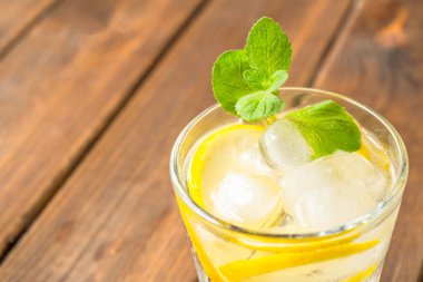 Limonata ya da limonlu mojito kokteyli, naneli ve buzlu köy ahşabı. Boşluğu kopyala