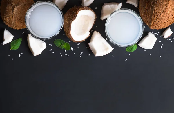 Kokoswasser Von Oben Zwei Gläsern Und Zutaten Auf Dunklem Hintergrund — Stockfoto