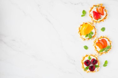 Yumuşak peynirli geleneksel Belçika wafflelarının üst görüntüsü, kopyalama alanı olan meyveler ve meyveler