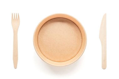 Sıfır atık. Kağıt tabak ve tahta çatal, beyaz arka planda izole edilmiş bıçak. Plastik reddetme.