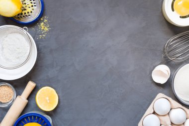 Ahşap zeminde limonlu turta pişirmek için ham malzeme. Fırın arka planı