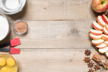 Elmalı turtayı ahşap arka planda fotokopi alanı ile pişirmek için üst görünüm ham maddeleri. Fırın arka planı