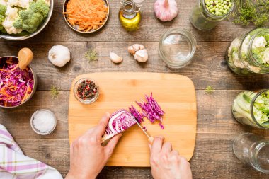 Eller konserve konserveler ve diğer sebzeler için lahana keser. Gıda koruma ve koruma kavramı