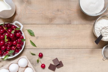 Tahta arka planda fotokopi alanı olan vişneli turta pişirmek için en iyi görünüm. Fırın arka planı