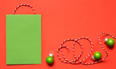 Yeni yıl ya da Noel kompozisyonu 2021. Üst görünüm xmas dekoratif kırmızı kağıt arkaplan fotokopi alanı. Tebrik kartı maketi. Düz yatıyordu