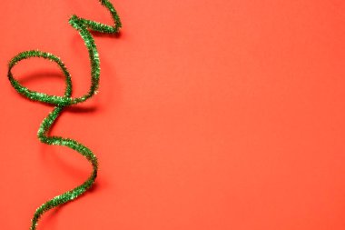 Yeni yıl ya da Noel kompozisyonu 2021. Üst görünüm xmas dekoratif kırmızı arka plan yeşil süslemeli ve kopyalama alanı ile. Xmas 'ın asgari tebrik kartı. Düz yatıyordu