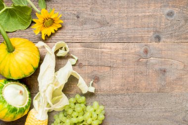 Sarı yapraklar ve sebzelerle sonbahar arkaplanı. Sonbahar hasadının kopyalanmış ahşap üzerindeki çerçevesi. Üst görünüm ve düz uzanma