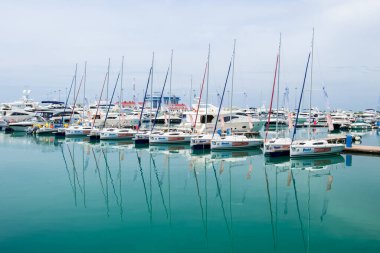 Soçi, Rusya - 18 Mayıs 2018: Yat ve tekneler Soçi limanına demir attı