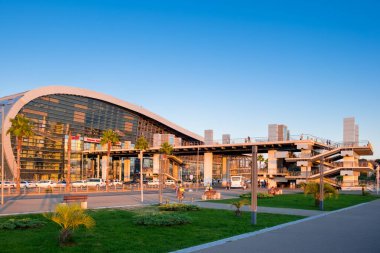 Sochi, Rusya - 31 Ağustos 2020: Adler Tren İstasyonu gün batımında