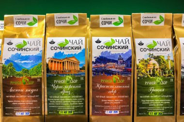 Adler, Sochi, Rusya - 12 Eylül 2020: çeşitli Rus çayları, ev hediyesi.