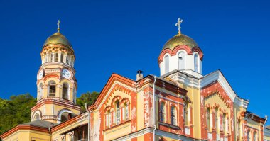 Krasnaya Polyana, Sochi, Rusya - 07 Eylül 2020: Dağlarda turistler için yürüyüş yolları indeksi, rotanın uzunluğunu ve zorluğunu göstermektedir