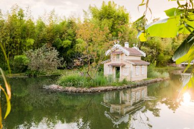 Krasnaya Polyana, Sochi, Rusya - 07 Eylül 2020: Dağlarda turistler için yürüyüş yolları indeksi, rotanın uzunluğunu ve zorluğunu göstermektedir