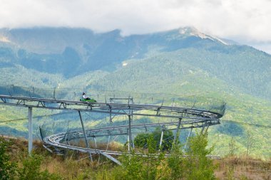 Krasnaya Polyana, Sochi, Rusya - 07 Eylül 2020: Dağlarda turistler için yürüyüş yolları indeksi, rotanın uzunluğunu ve zorluğunu göstermektedir