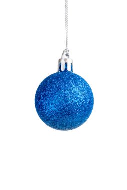 Asılı Noel ve yeni yıl mavi topu beyaza izole edilmiş.