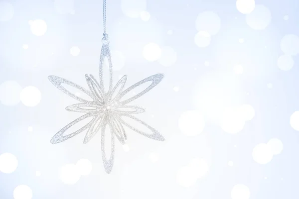 Opknoping Kerstmis Nieuwjaar Zilveren Sprankelende Ster Blue Defocused Achtergrond — Stockfoto