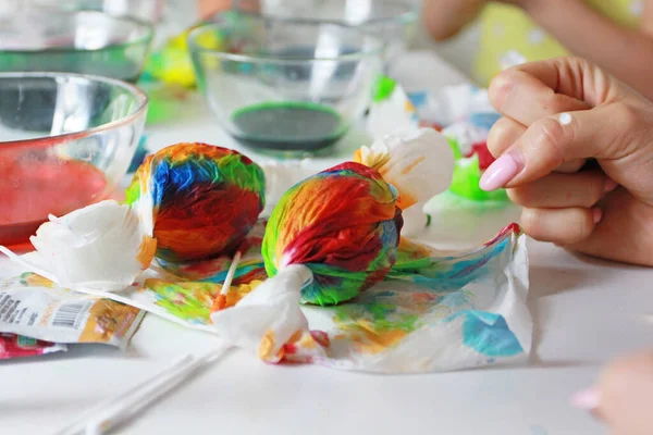 Paskalya için peçetelere yumurta boyamak, el yapımı soyut resim, evde otururken, bir güney evi, sanat terapisi