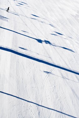 Yukarıdan bir yamaç, kayak merkezindeki kayaklara sıkışmış.