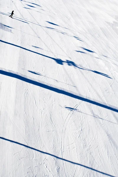 Yukarıdan bir yamaç, kayak merkezindeki kayaklara sıkışmış.