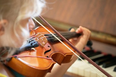 Küçük kız küçük bir keman, Suzuki dersleri, yatay şekil, müzik dersi almaya odaklanıyor.