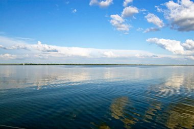 Nehirdeki bulutların yansıması