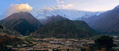 Anapurna Dağı Bulutların arasında