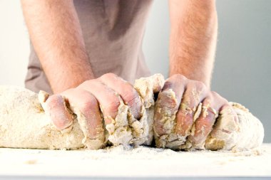 Erkeklerin elleri hamuru yoğurur.