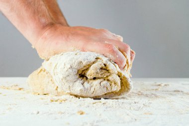 Erkeklerin elleri hamuru yoğurur.