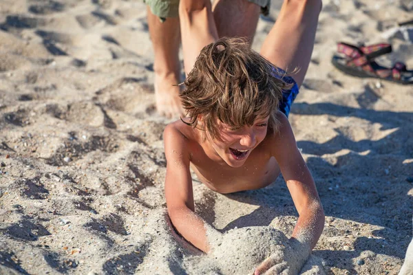 Χαρούμενο Αγόρι Χαρούμενο Στην Παραλία Κοντά Στη Θάλασσα Οριζόντιο Σχήμα — Φωτογραφία Αρχείου