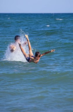 Mutlu baba oğlunu denize daldığı için attı, yatay formatta.
