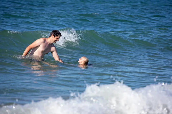 Felice Papà Insegna Piccola Figlia Nuotare Nel Mare Formato Orizzontale — Foto Stock