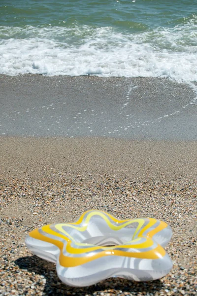 Mer Avec Cercle Natation Pour Enfants Sur Plage Est Temps — Photo