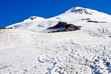 Elbrus yakınlarında, Elbrus akşam bulutlarına tırmanıyor, 4 bin metre yükseklikte.