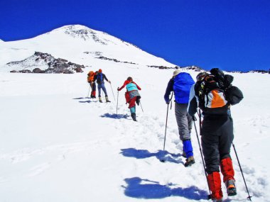 Elbrus 'a tırmanmak, Elbrus akşam bulutlarına tırmanmak, 4000 metre yükseklikte.  