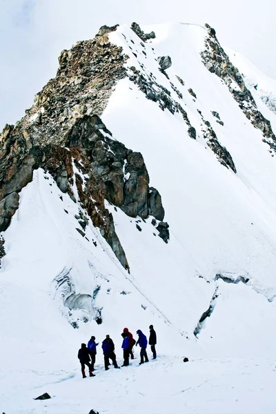 Gruppo Arrampicatori Vicino Una Scogliera Innevata Scalando Nuvole Serali Elbrus — Foto Stock