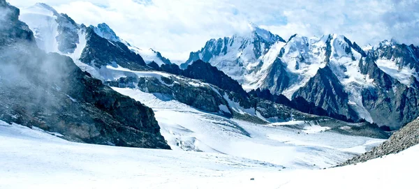 Elbrus yakınlarında, Elbrus akşam bulutlarına tırmanıyor, 4 bin metre yükseklikte.